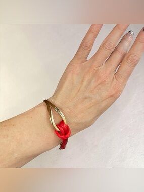 SAQ Inspirational Red Rope Bracelet Gold Tone “Keep Going”